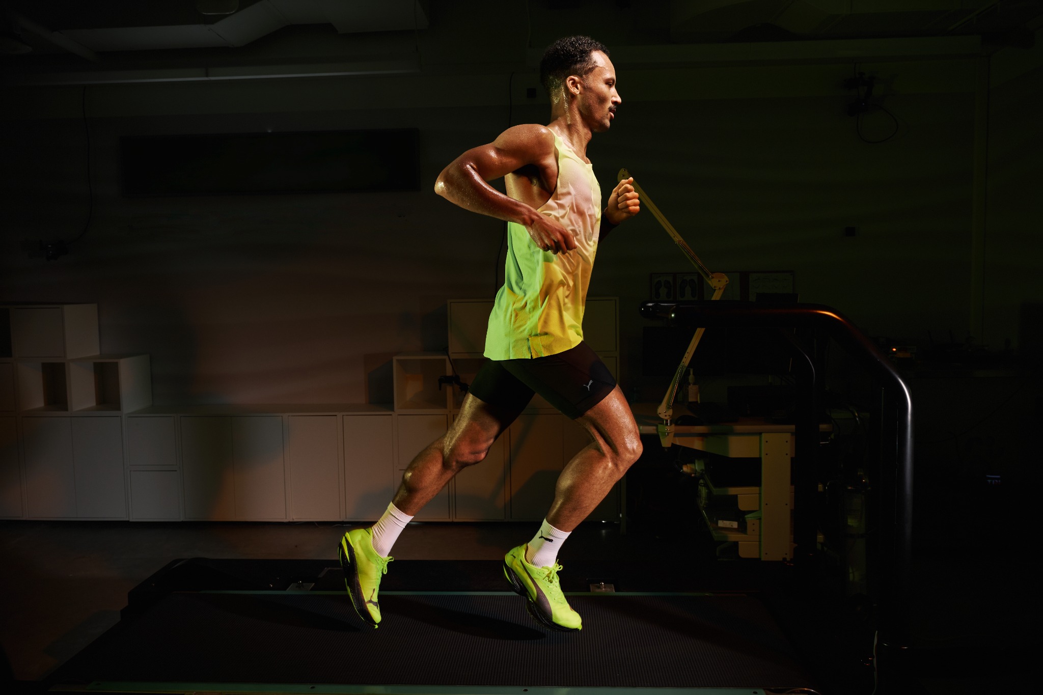 Αθλητής της PUMA σε δοκιμή τρεξίματος στο εργαστήριο